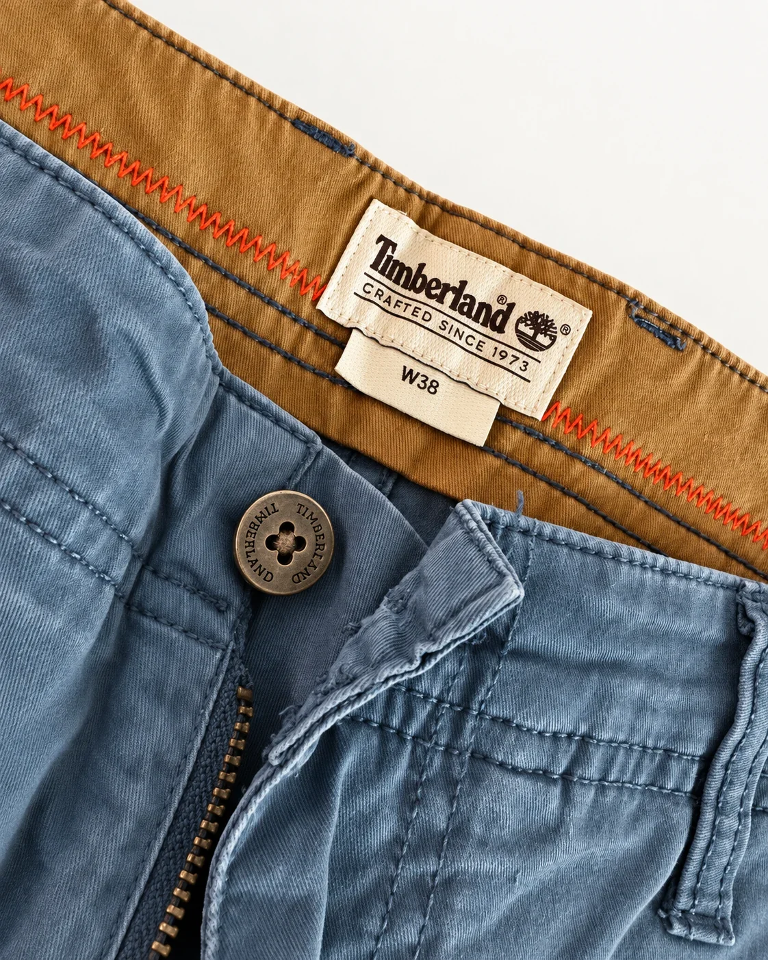 Detalle de pantalón Timberland con etiqueta y costuras visibles