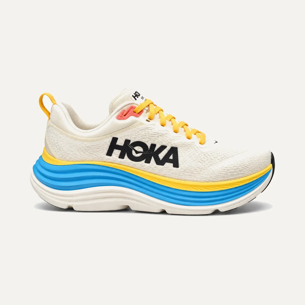 Zapatilla blanca de Hoka con detalles azules y amarillos